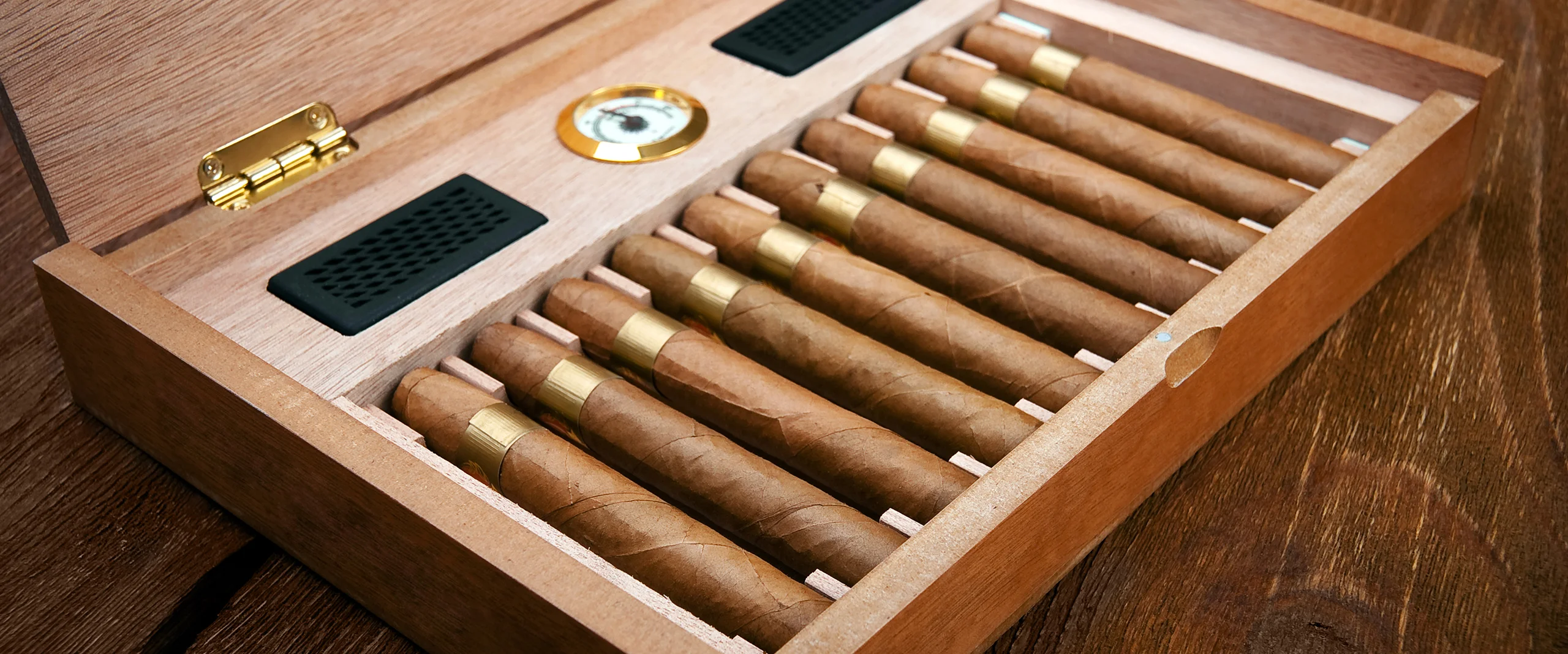 manifattura-mediterranea-scatola-sigari pregiata scatola di legno con sigari di manifattura mediterranea tabacco alta qualità