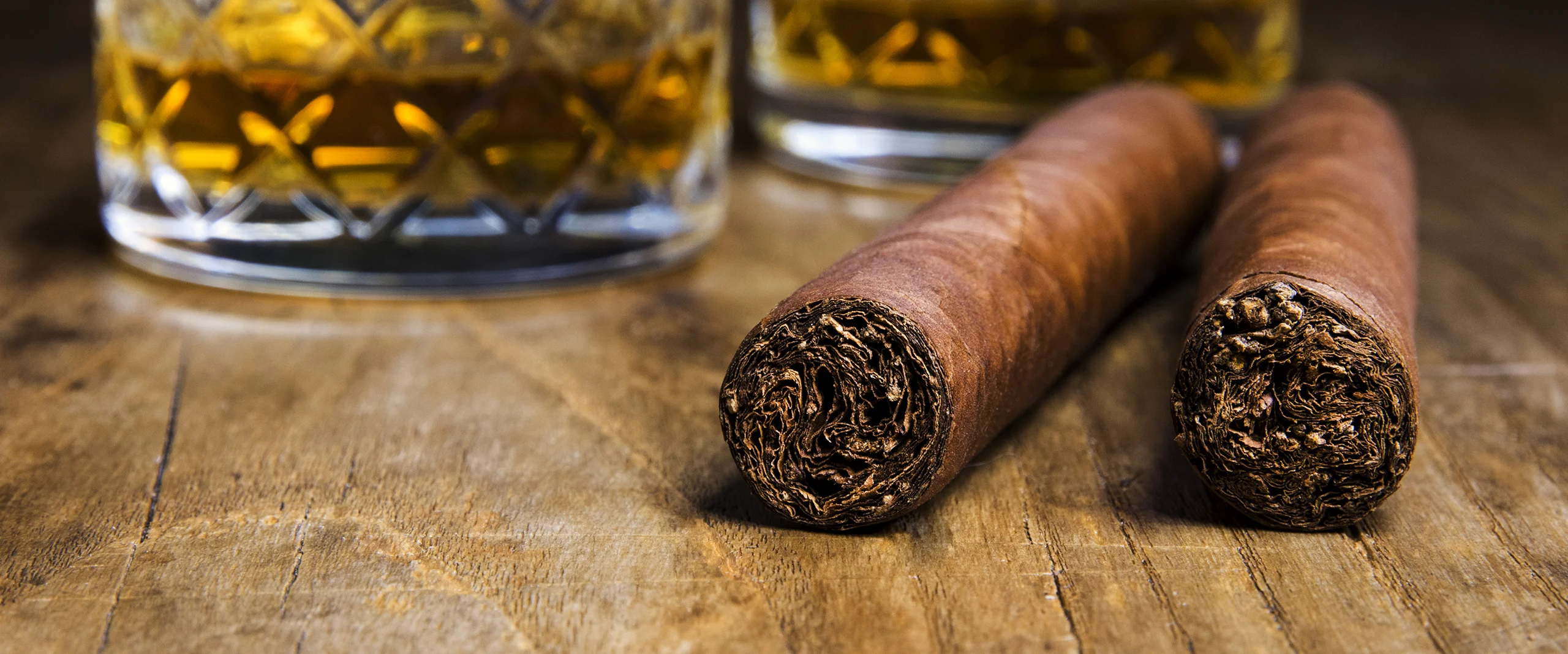 sigaro di manifattura mediterranea tabacco alta qualità insieme a ottimo rum cubano
